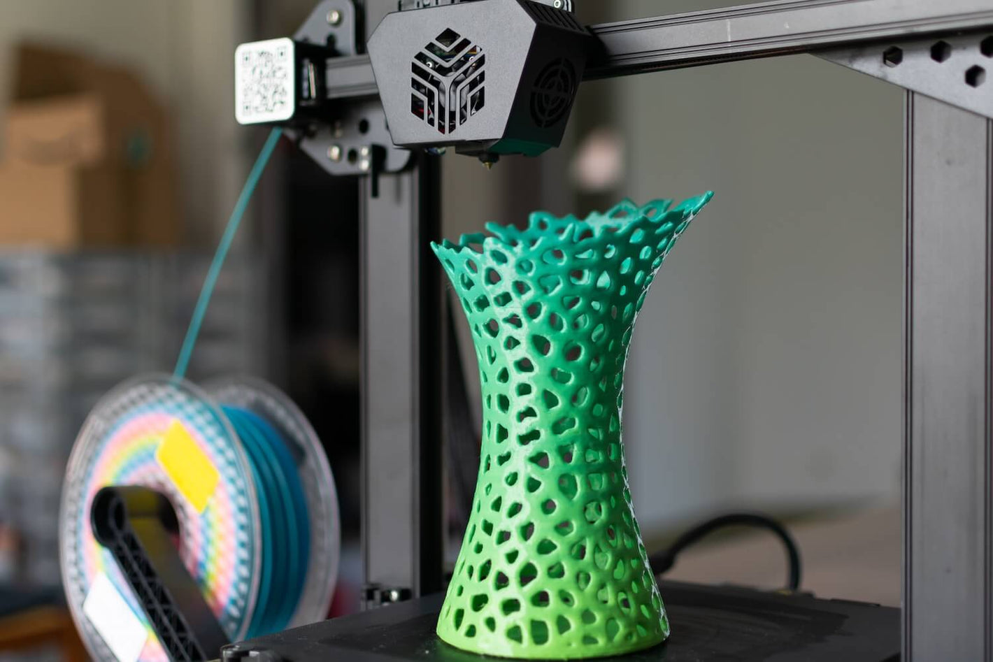 3d-printing-vase-with-multicolored-pla-filament_1